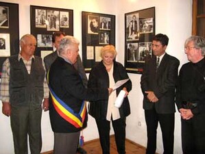 Primarul orașului, dl. Dimitriu Aurel, înmânând documentul d-nei Ioana Georgescu Răileanu, fiica Maestrului Primarul orașului, dl. Dimitriu Aurel, înmânând documentul d-nei Ioana Georgescu Răileanu, fiica Maestrului